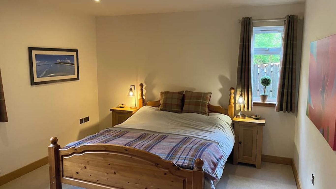 Loch Ness Highland Cottages with partial Loch View