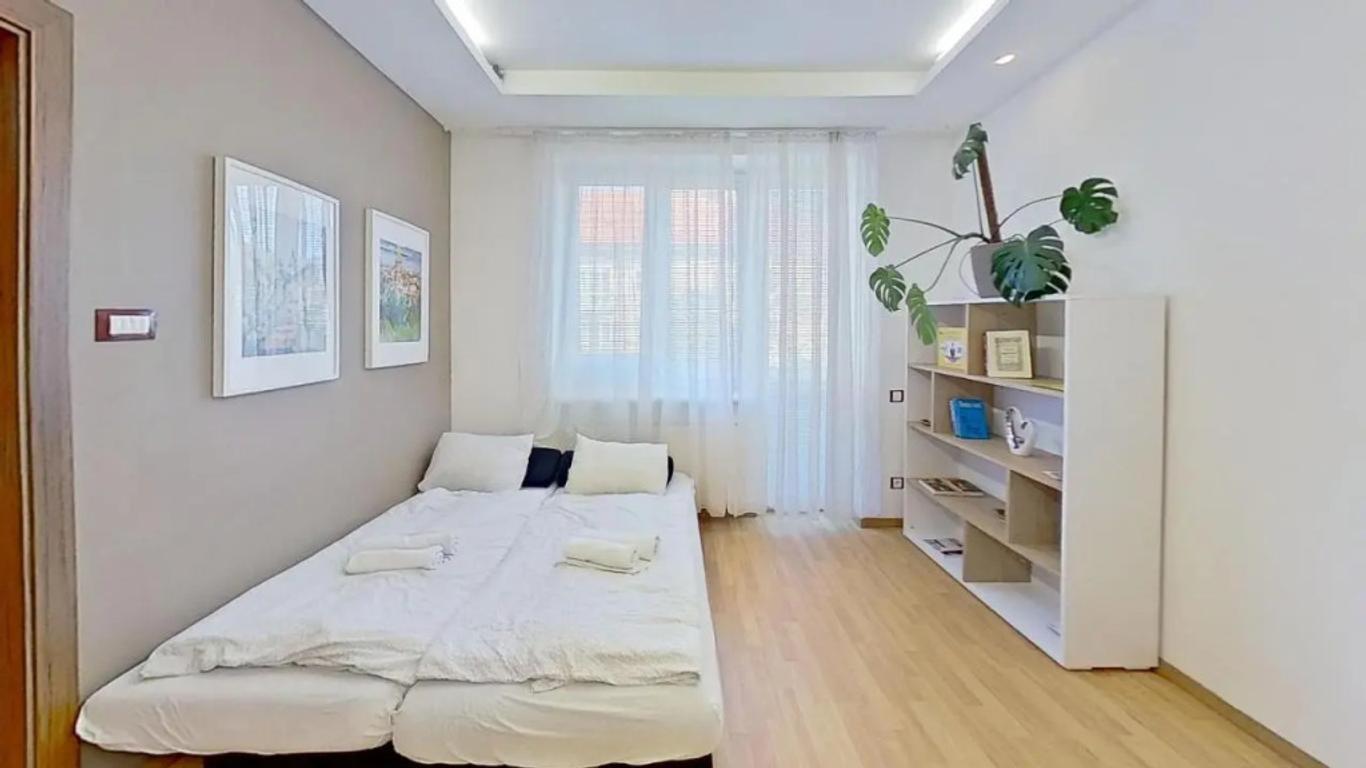 2br Apt With Free Garage Parking, Close