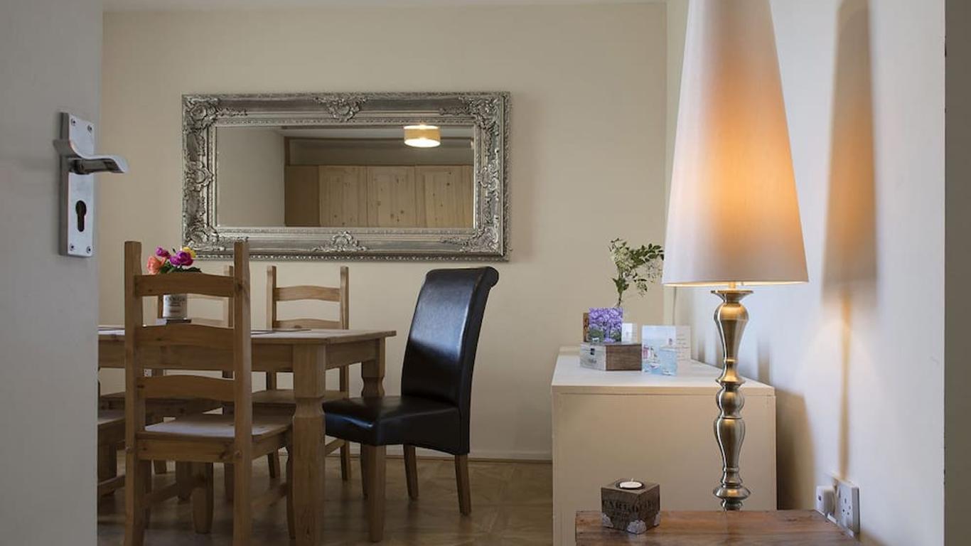 Cargo Cafe Apartments