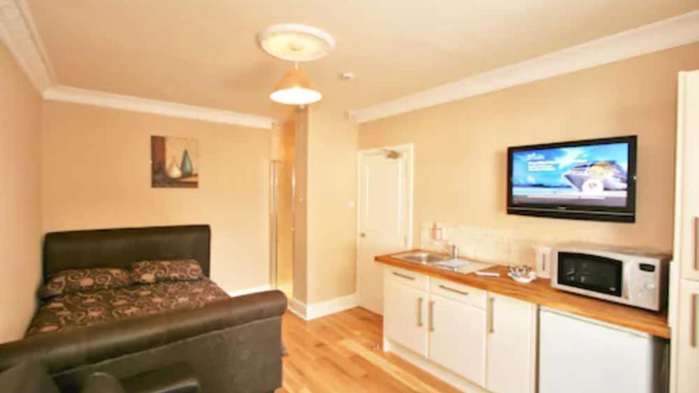 Central Studios Gloucester Road by RoomsBooked - Free Parking