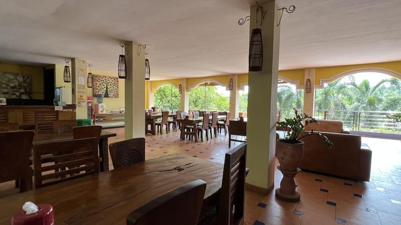 Centro Bajo Hotel & Resto