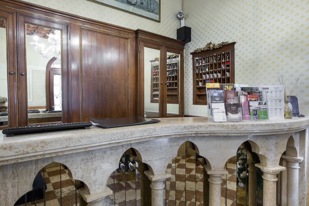Front desk Photo