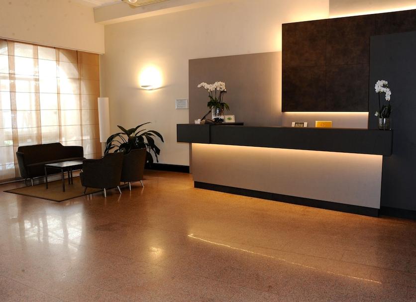 Front desk Photo
