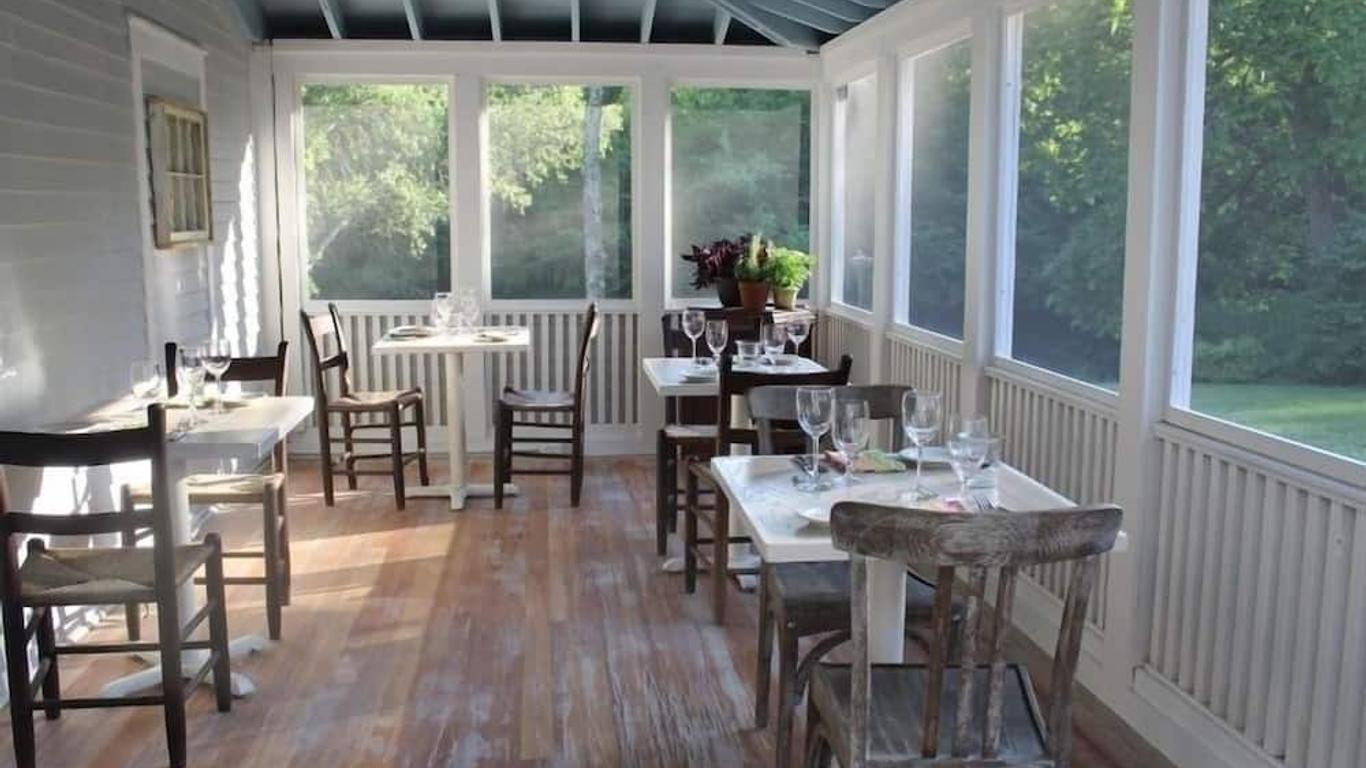 King Hill Inn & Kitchen