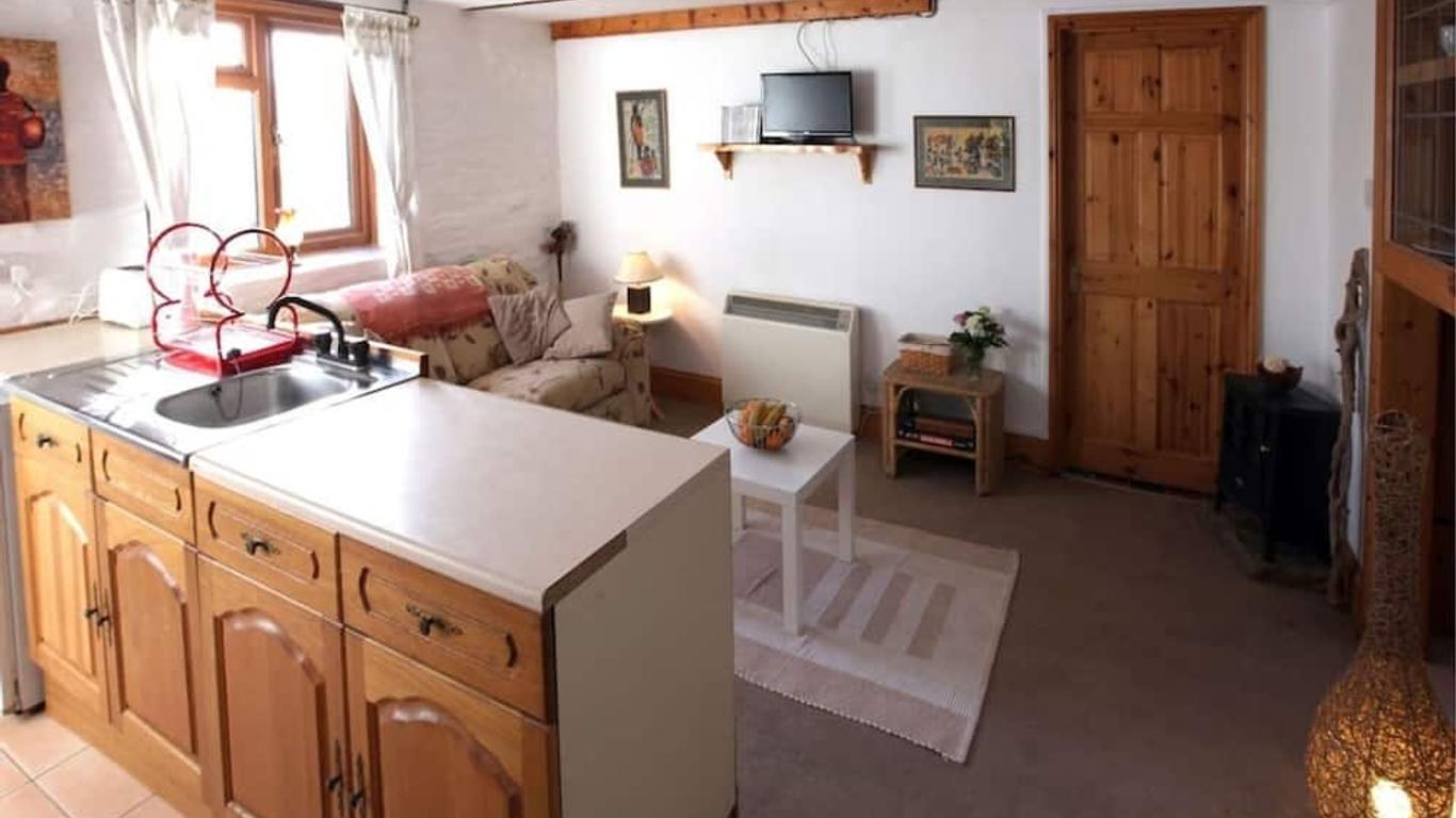 Inviting 2-Bed Cottage in Newcastle Emlyn