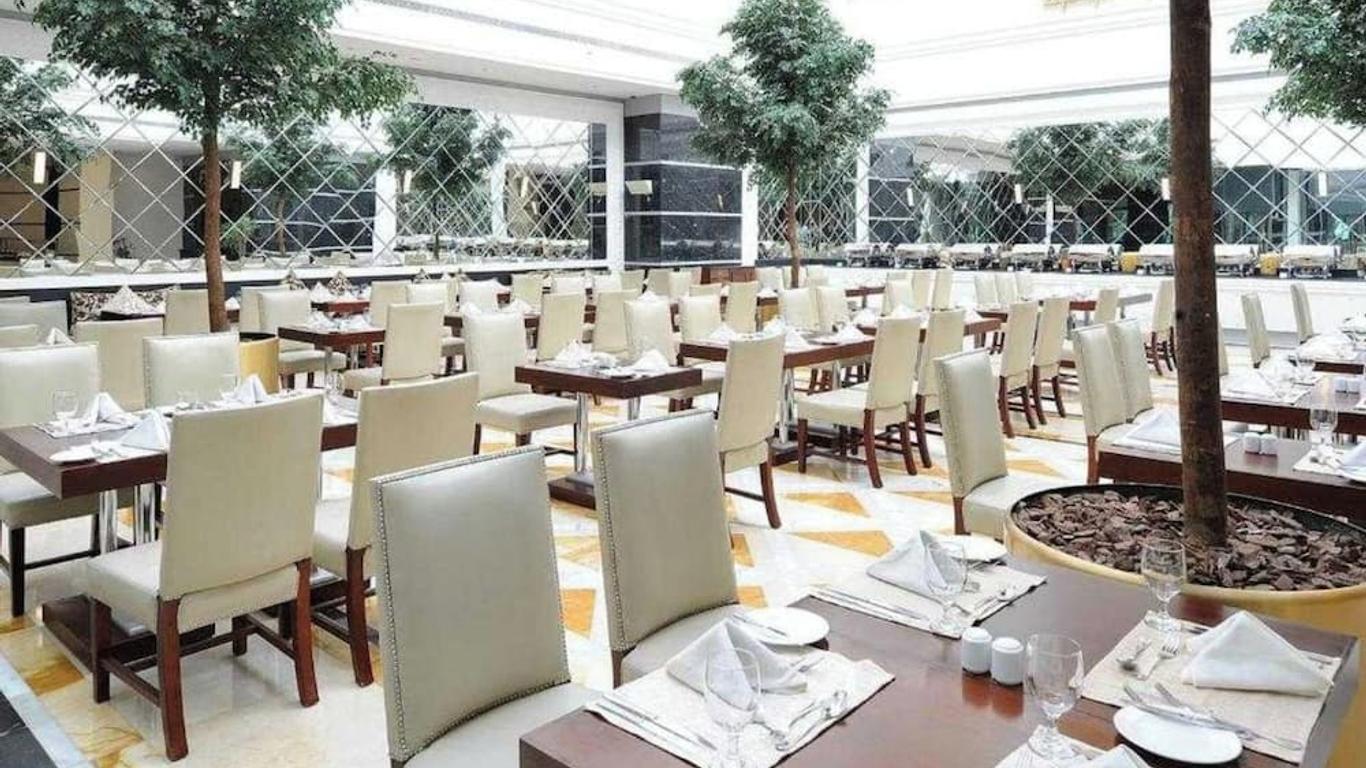 Sunday Hotel Holiday international Dubai
