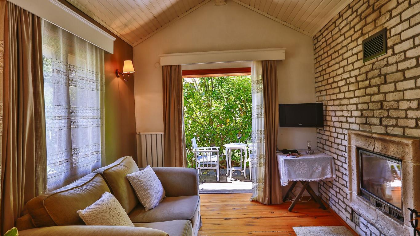 Tranquilla River Lodge - Adults Only