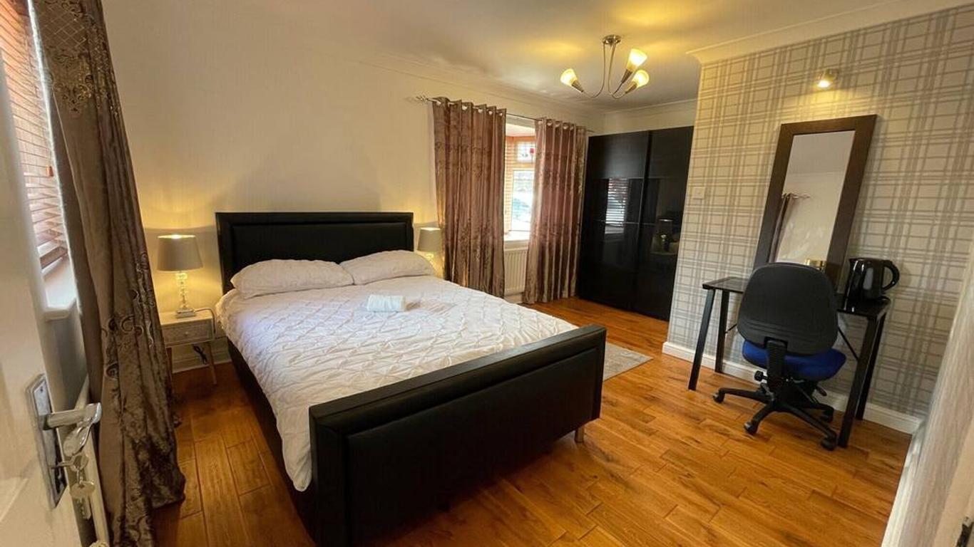Ashmina Holiday Let With Free Onsite Parking Not For Vans But For Cars Only