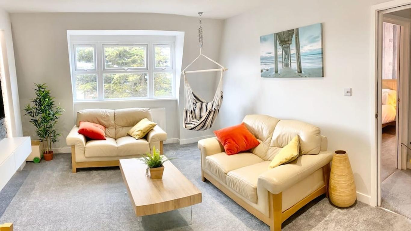 The Lansdowne Hideaway - Brought to you by Coastline Retreats - Newly Refurbished Town centre, Close to beach, Large Jet bath with TV, Netflix, swing and Parking Included