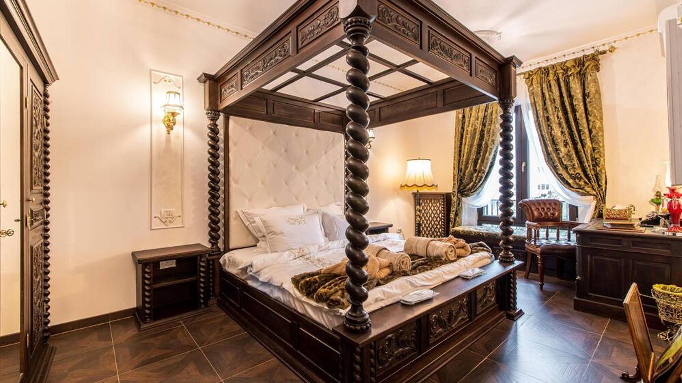 Private Museum Apartment with Antique Decor
