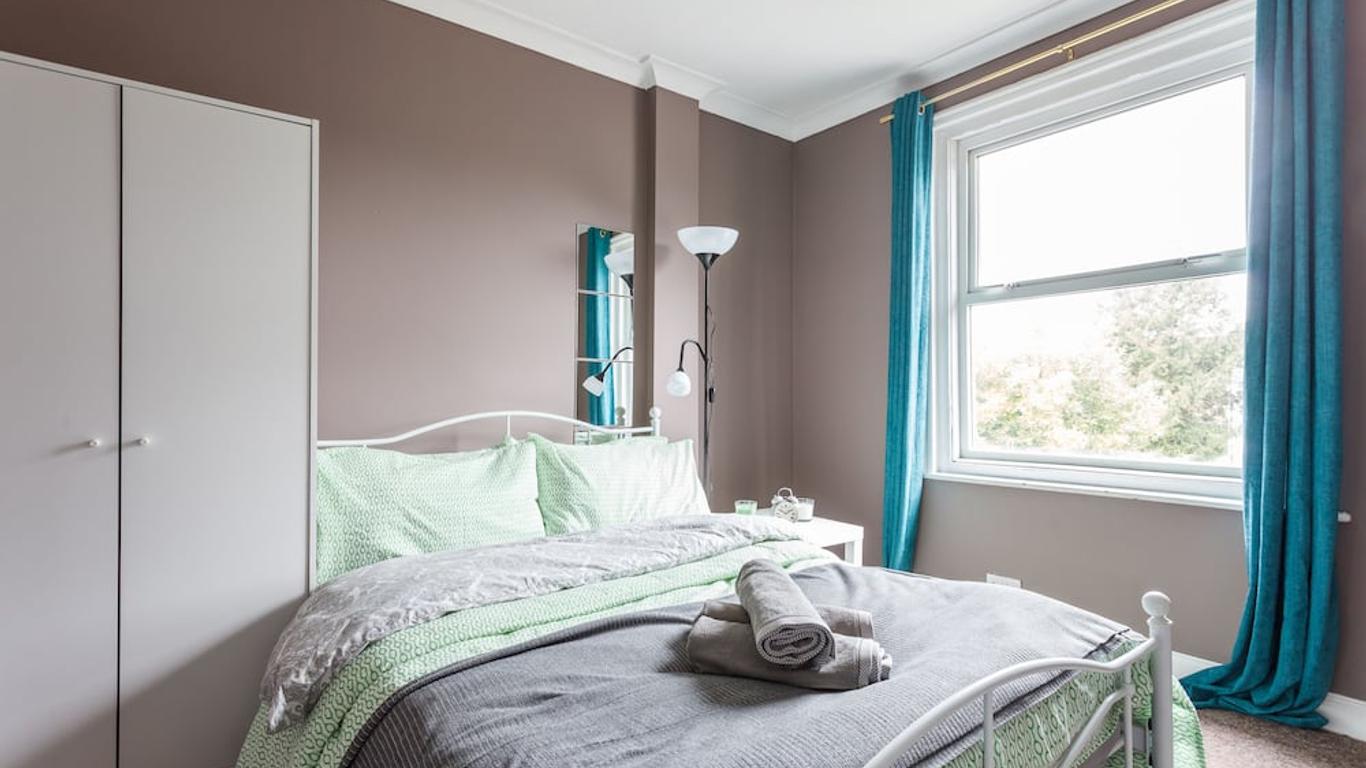 Shirley House 1, Guest House, Self Catering, Self Check in with smart locks, use of Fully Equipped Kitchen, Walking Distance to Southampton Central, Excellent Transport Links, Ideal for Longer Stays