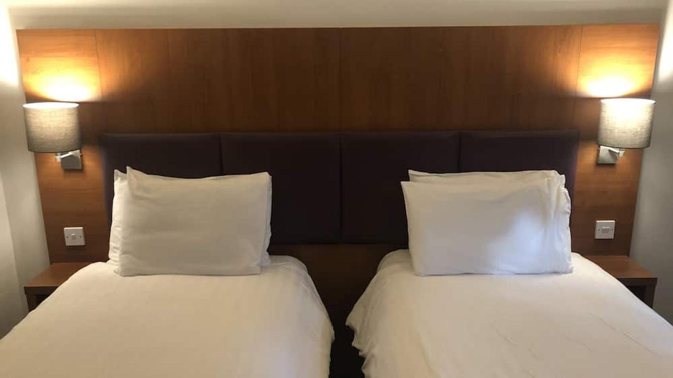 OYO Bluemont Hotel