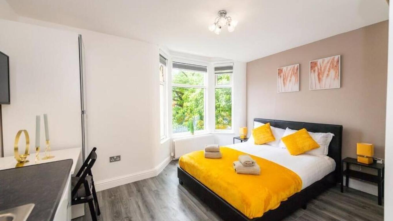 Five Seasons Liverpool City - Modern Studios near Anfield