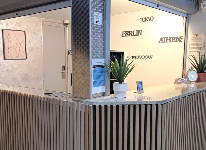 Front desk Photo