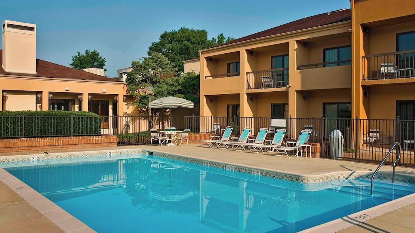 Courtyard by Marriott Richmond West