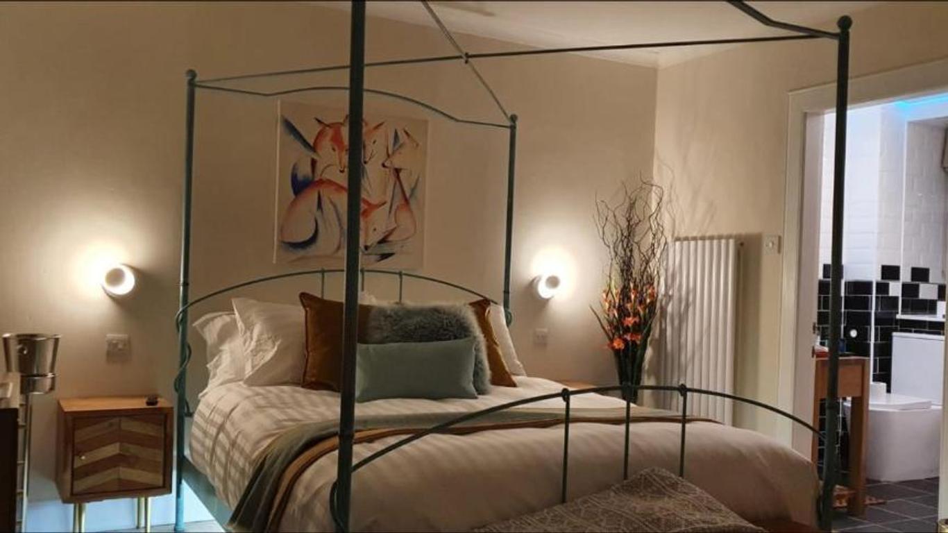The Orange Fox Lux Room and Hot Tub at The Grumpy Schnauzer Guest House