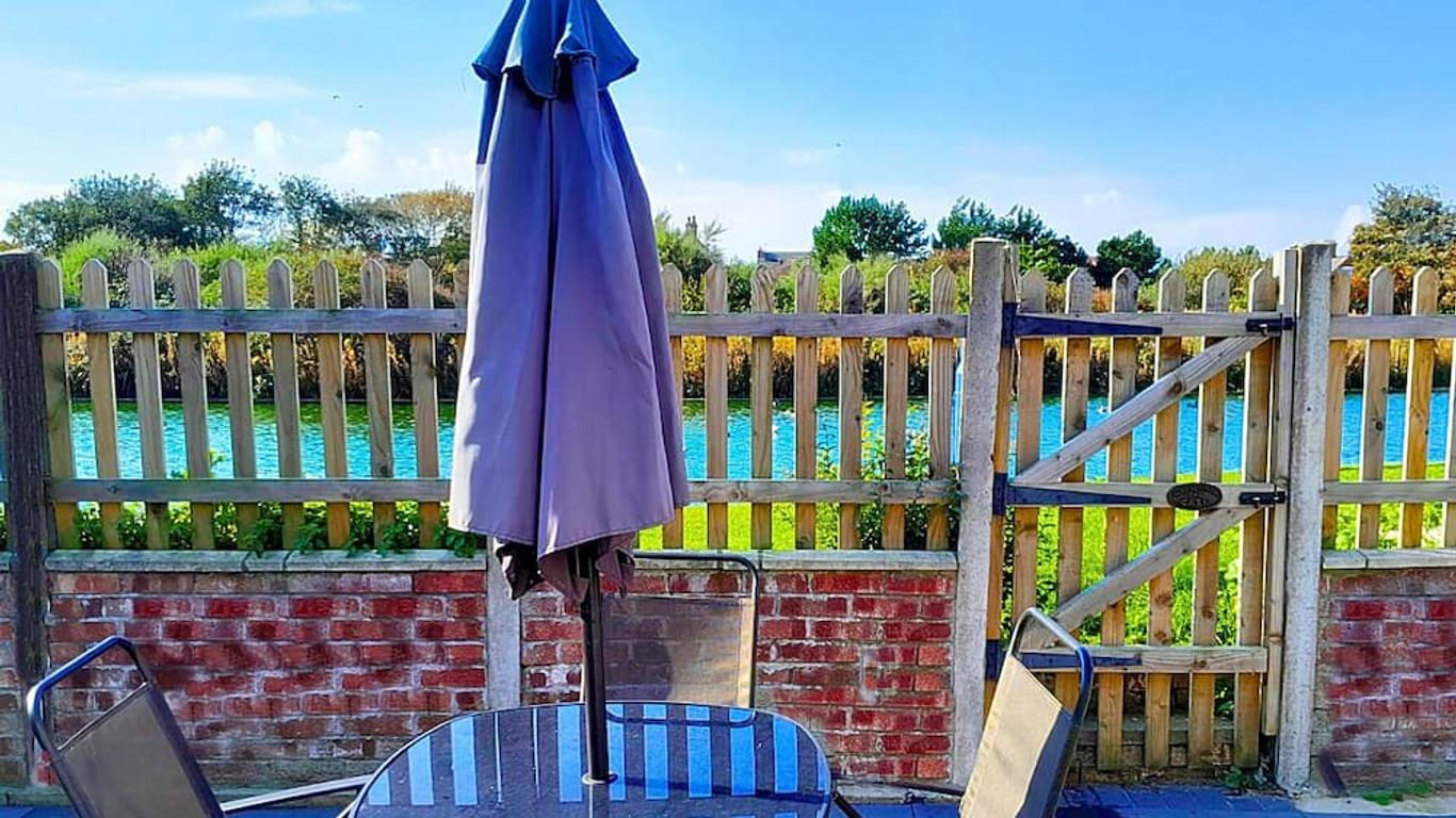 Romantic Lakeside Cottage by the Beach! with Super Cosy Log Burner! The Perfect Escape to Your Home from Home by the Sea! So Relaxing - You Won't want to Leave! Pet Friendly!