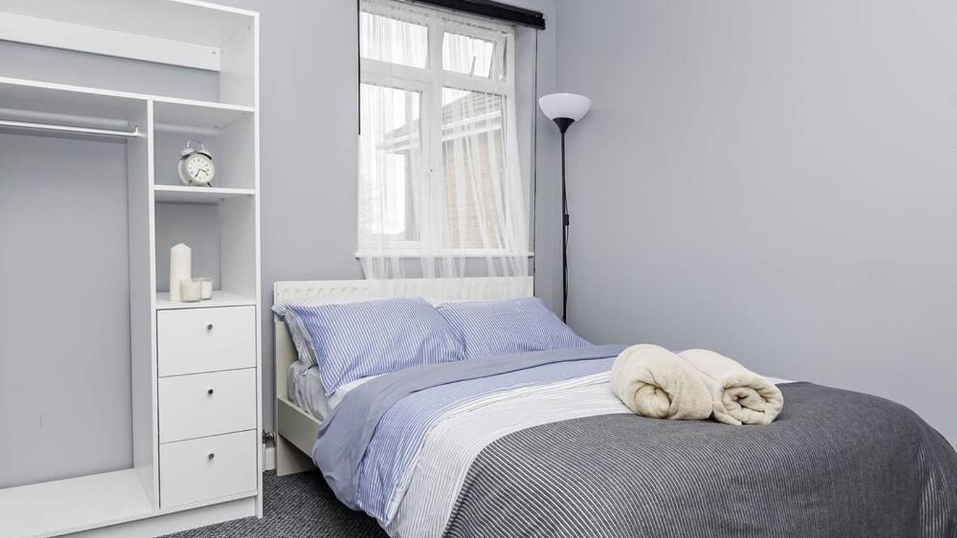 Shirley house 2, Self Catering Guest House, Self Check in, Smart locks, 10 min Walk to Southampton General, Aspire and Princess Anne Hospitals, Access to Fully Equipped Kitchen, Excellent Transport Links, Ideal for Longer Stays and Hospital Shifts