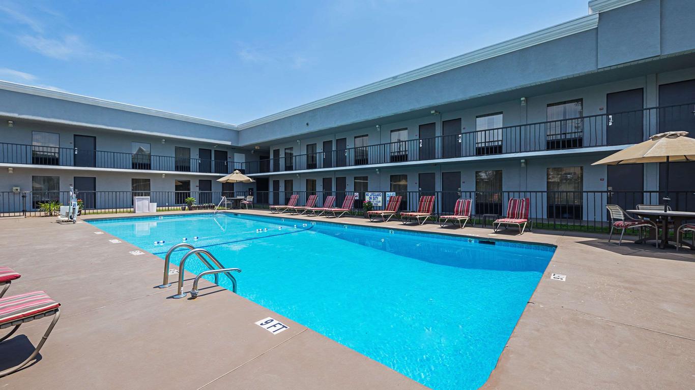 Quality Inn and Suites Greenville - Haywood Mall