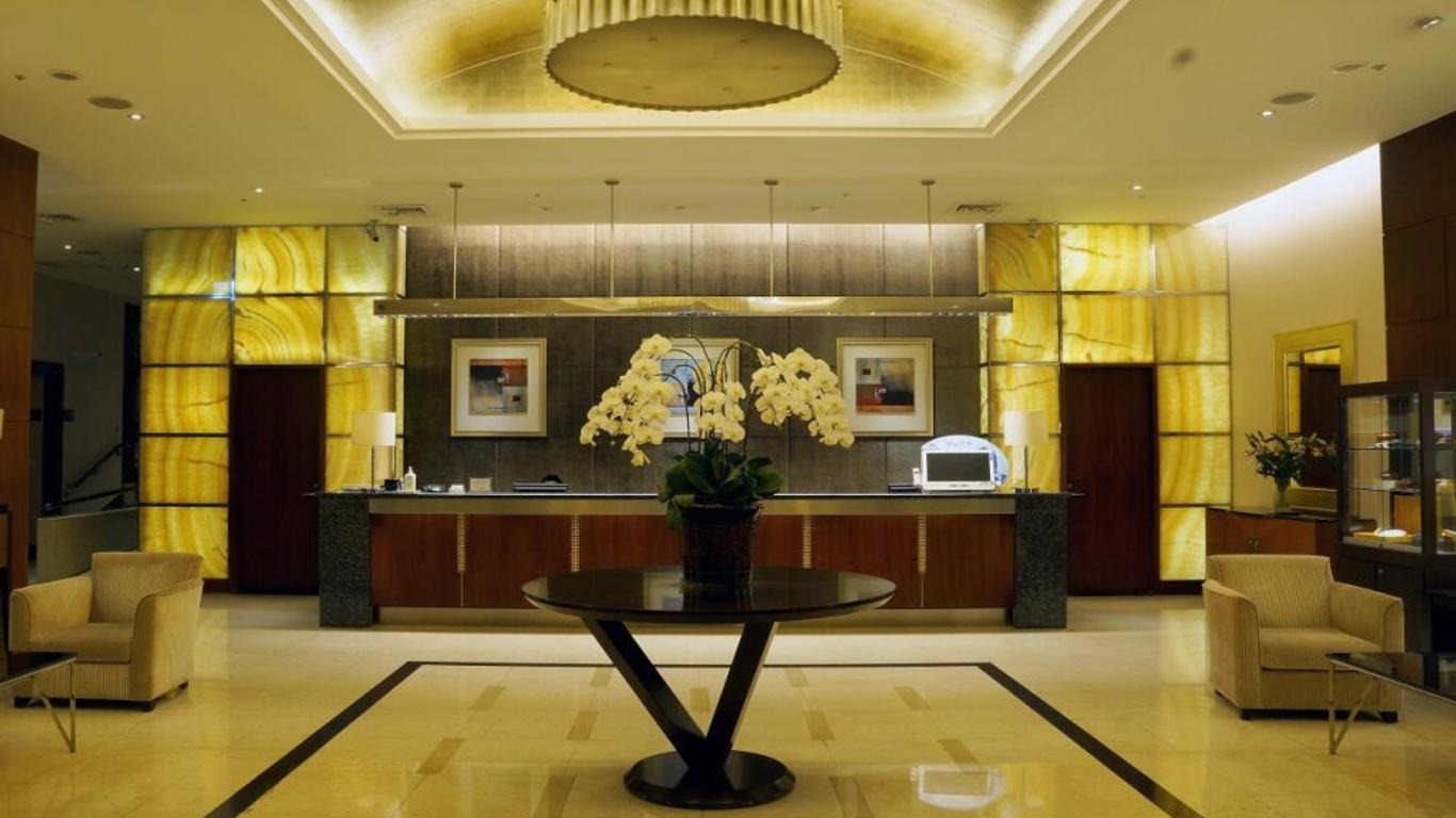 City Lake Hotel