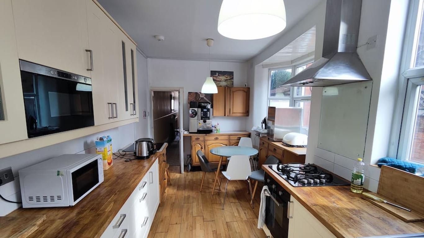 St Lucia women only lodge Leicester long stays