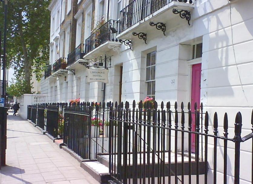 Hotel entrance Photo