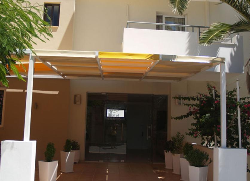 Hotel entrance Photo